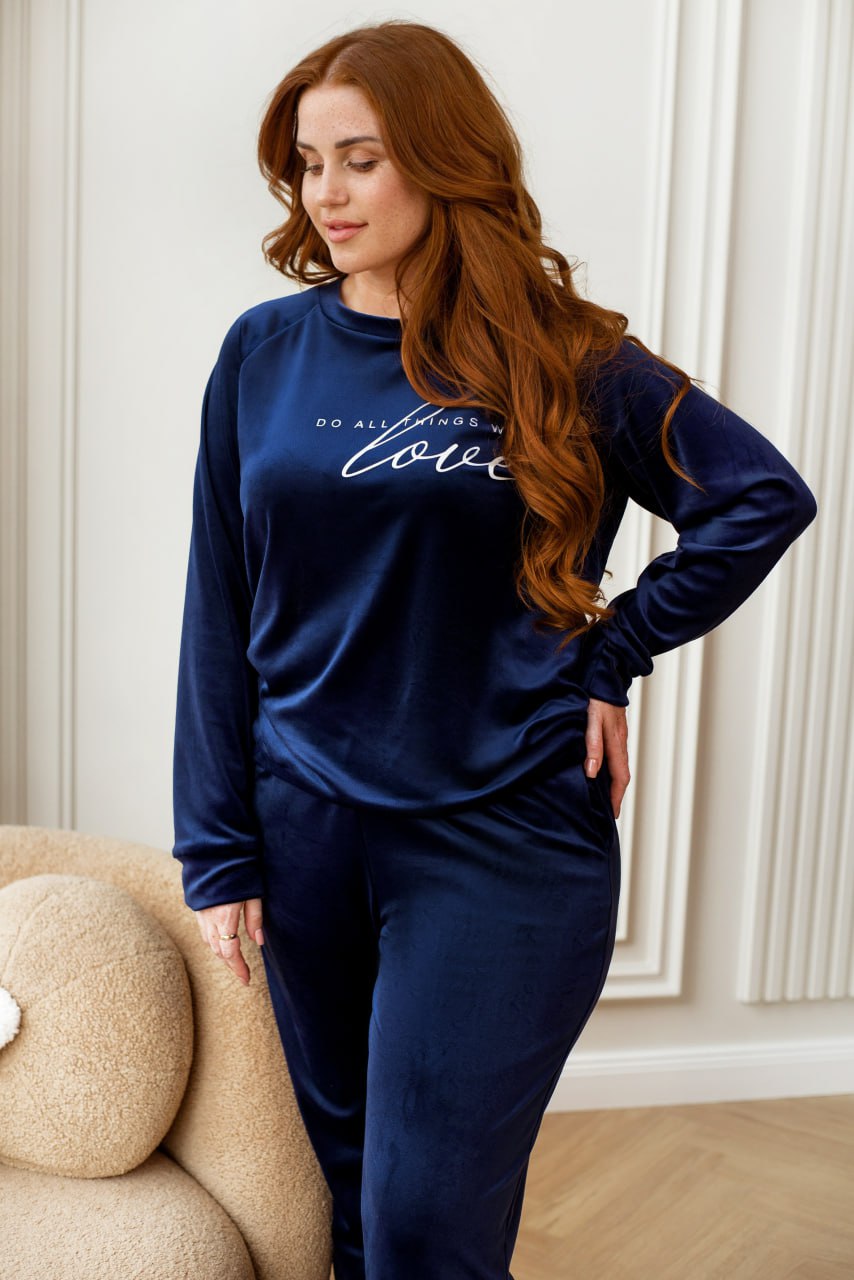 Комплект домашнього одягу: светр вільного крою з велюрового трикотажу та спортивні штани, великі розміри