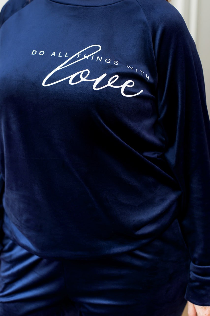 Комплект домашнього одягу: светр вільного крою з велюрового трикотажу та спортивні штани, великі розміри