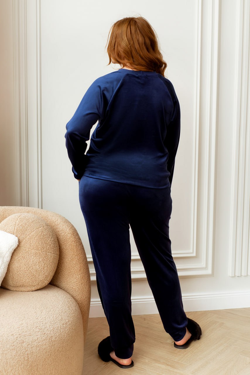 Комплект домашнього одягу: светр вільного крою з велюрового трикотажу та спортивні штани, великі розміри