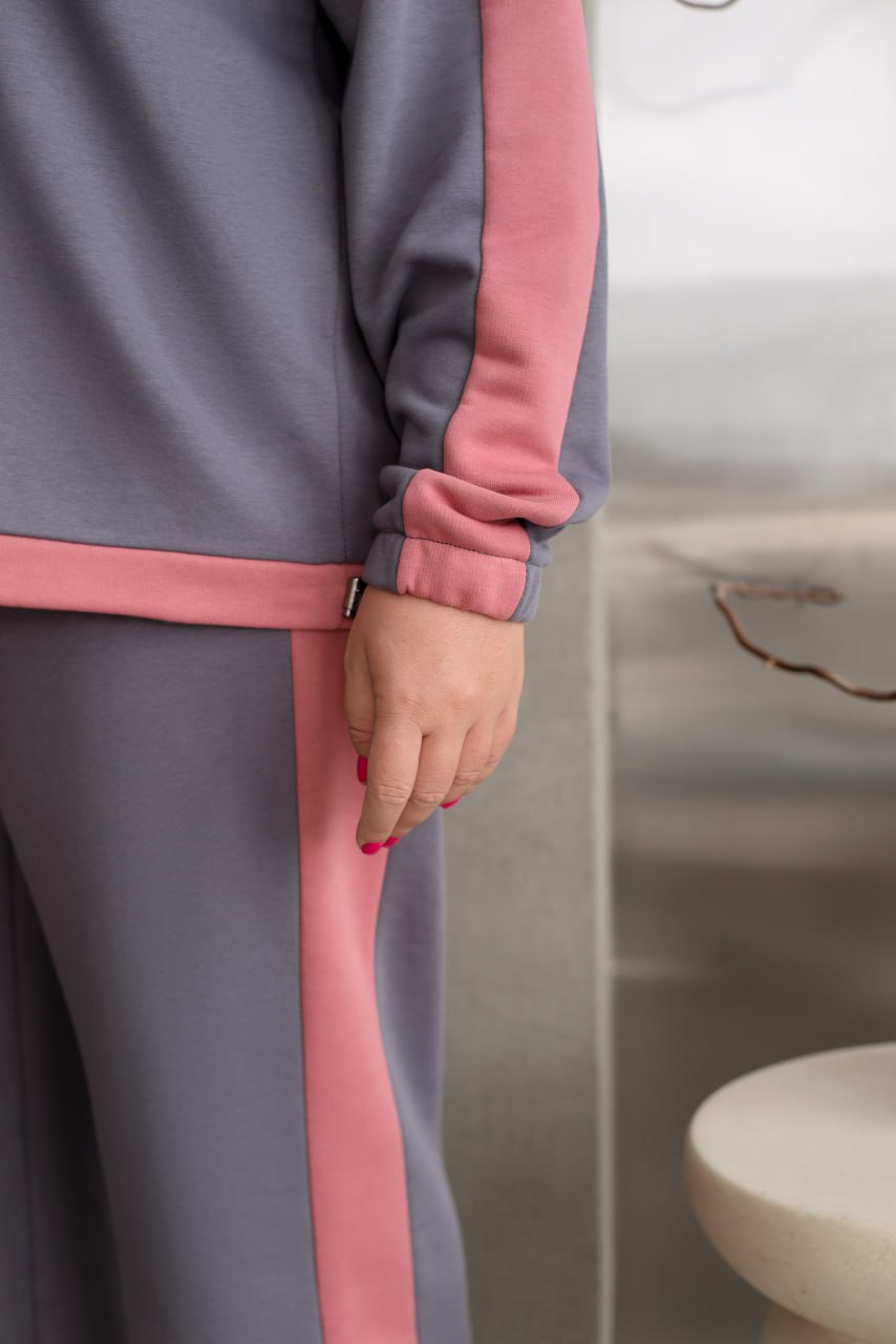 Relaxed Fit Suit with Zip Sweatshirt and Casual Pants