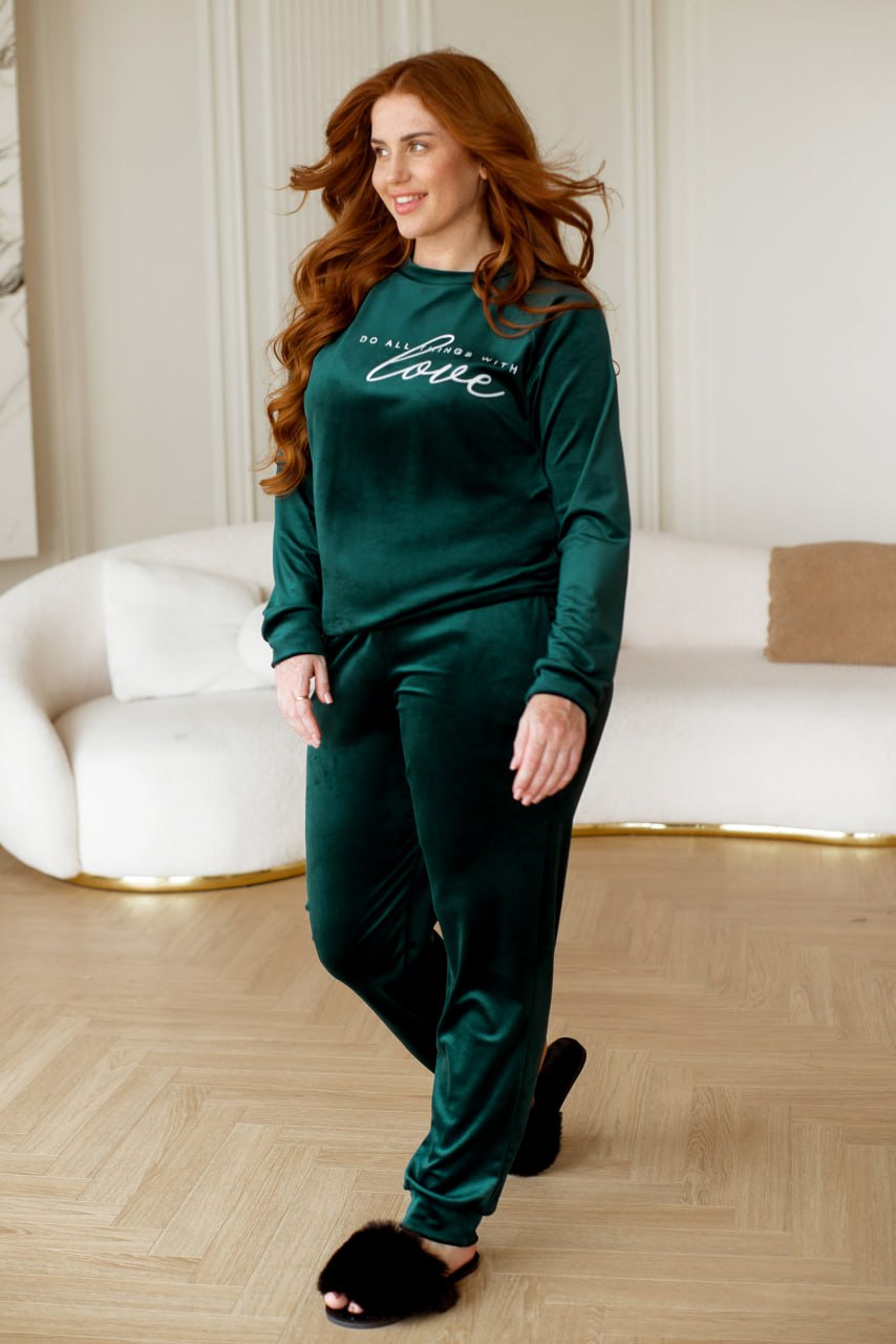 Комплект домашнього одягу: светр вільного крою з велюрового трикотажу та спортивні штани, великі розміри