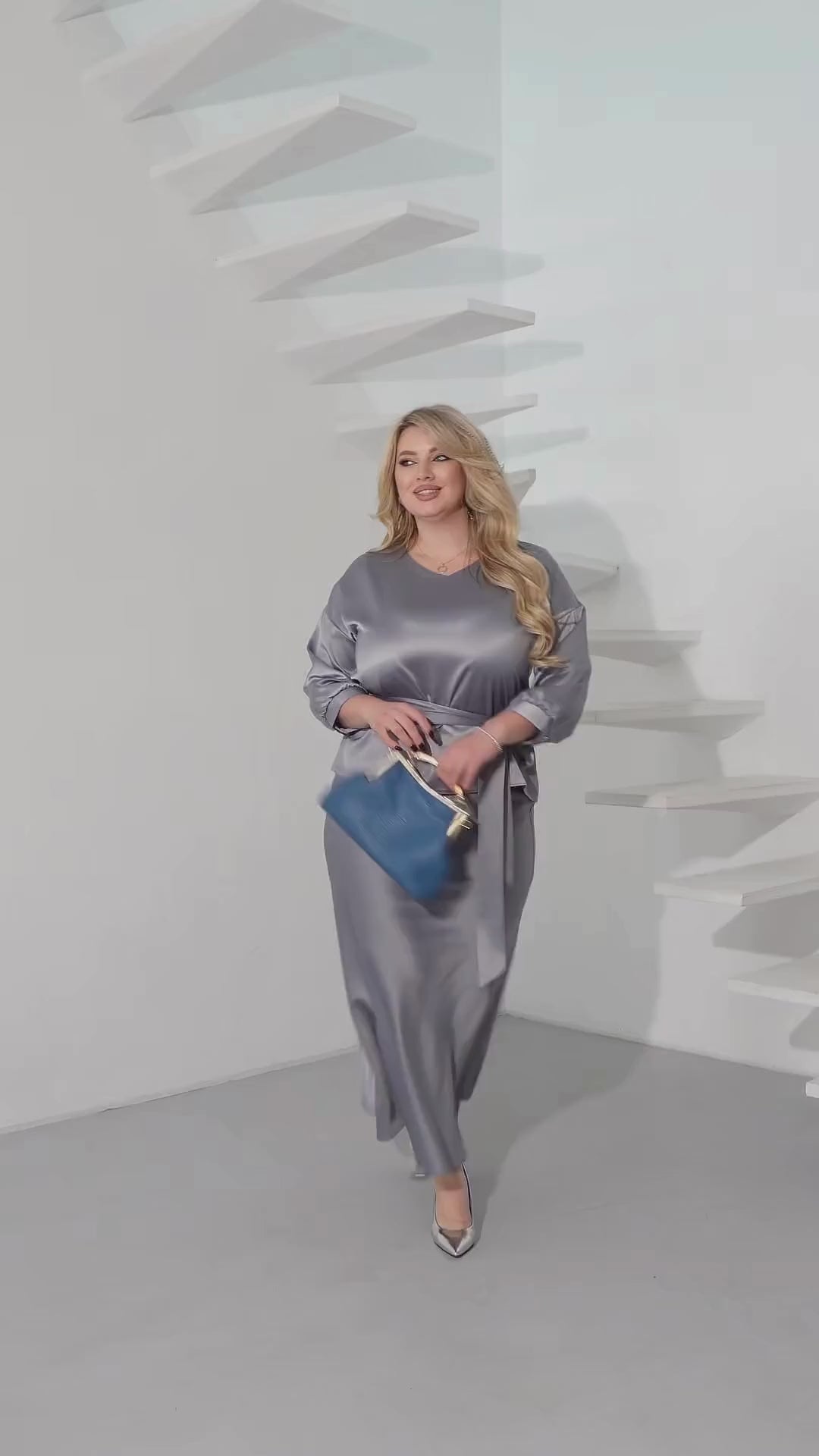 Wieczorowy damski garnitur z bluzką i spódnicą, opadające ramiona, szeroka sylwetka, jedwab, nieelastyczny, duży rozmiar